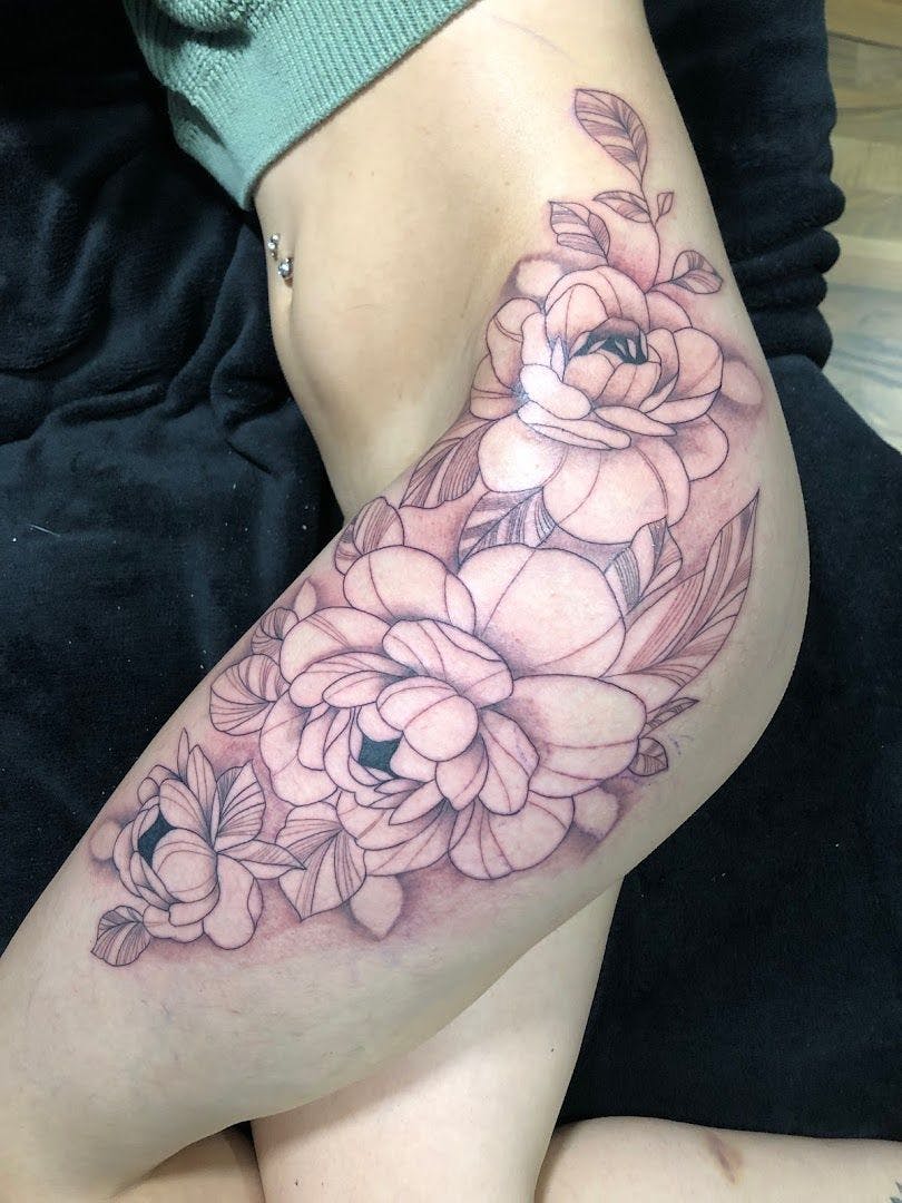 a woman's thigh with a rose narben tattoo, dillingen, germany