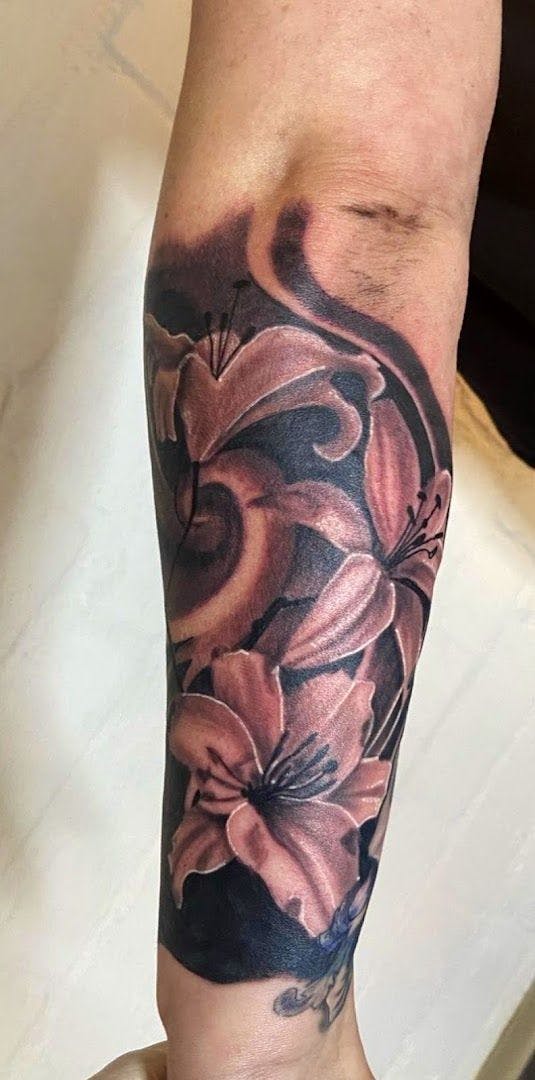 a narben tattoo of a flower on the arm, hamburg, germany