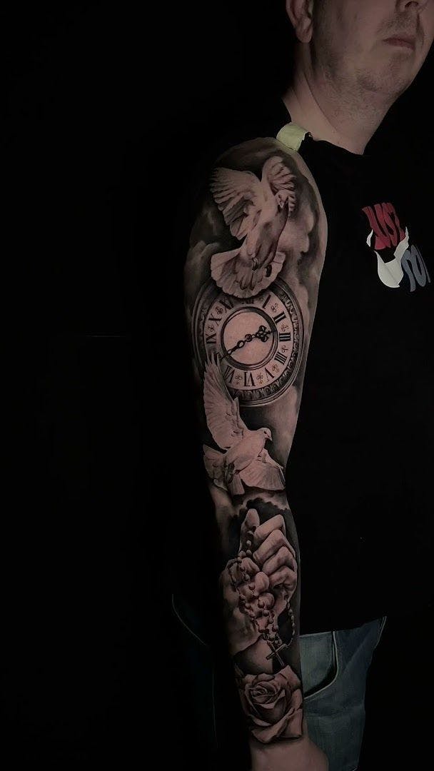 a man with a clock japanische tattoos in leipzig on his arm, düsseldorf, germany
