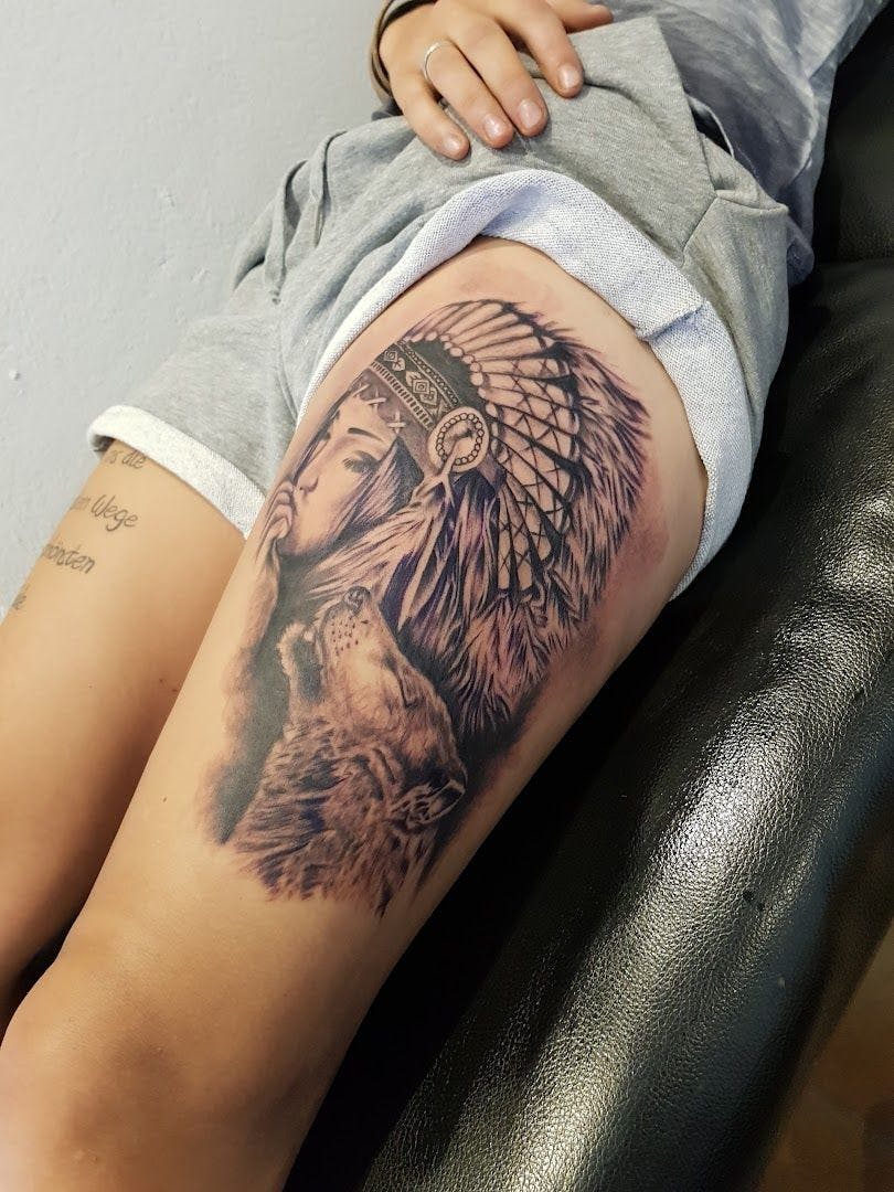 a woman with a japanische tattoos in leipzig on her leg, regen, germany
