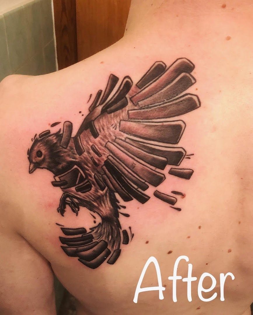 a narben tattoo is being done on a man's back, berlin, germany