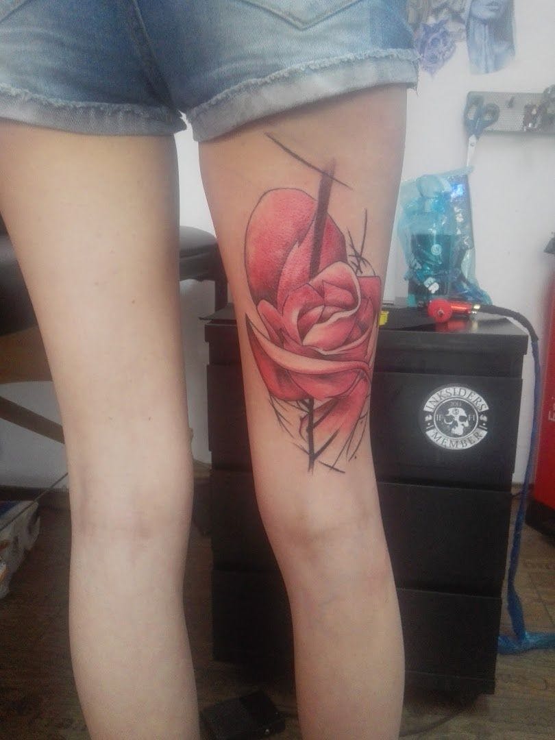 a woman's leg with a rose japanische tattoos in leipzig on it, regen, germany