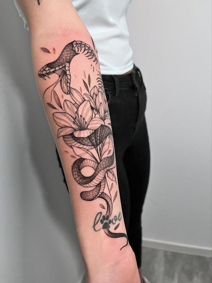 a woman's arm with a snake and flowers narben tattoo, kreisfreie stadt heilbronn, germany
