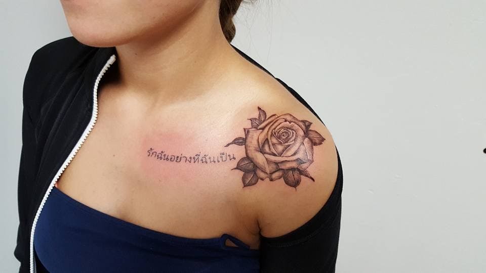 a woman with a rose japanische tattoos in leipzig on her shoulder, aschaffenburg, germany