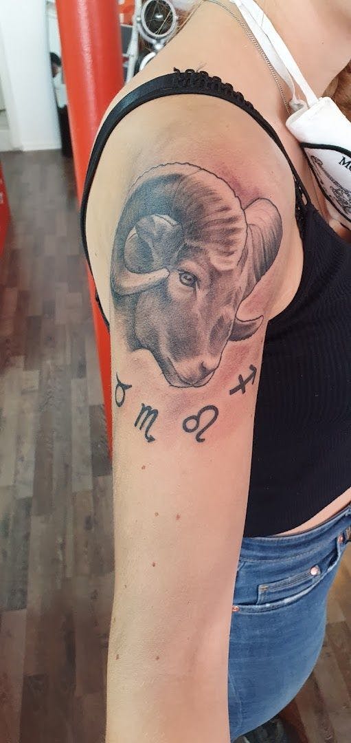 a woman with a narben tattoo on her shoulder, schaumburg, germany