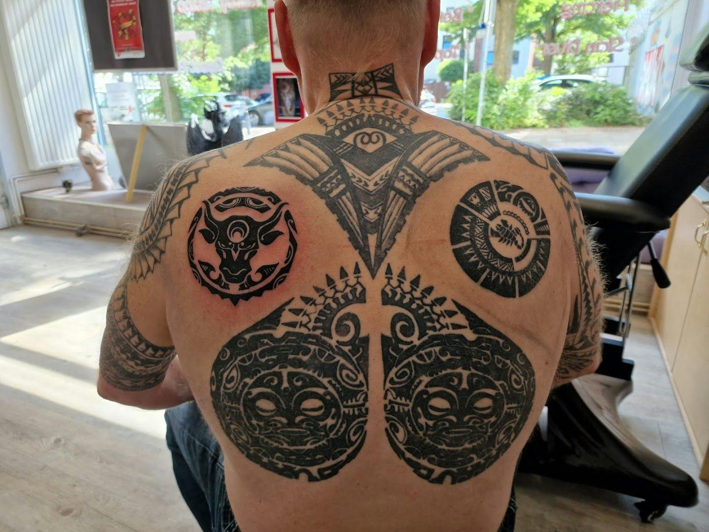 a man with a japanische tattoos in leipzig on his back, bremen, germany