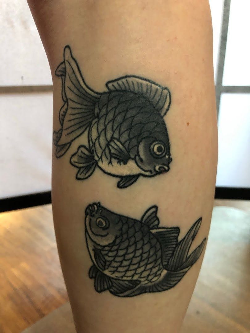 two fish narben tattoos on the leg, tübingen, germany