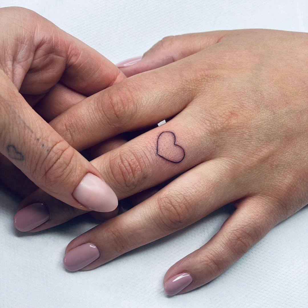 a couple's hands with a heart narben tattoo on their fingers, oberhavel, germany