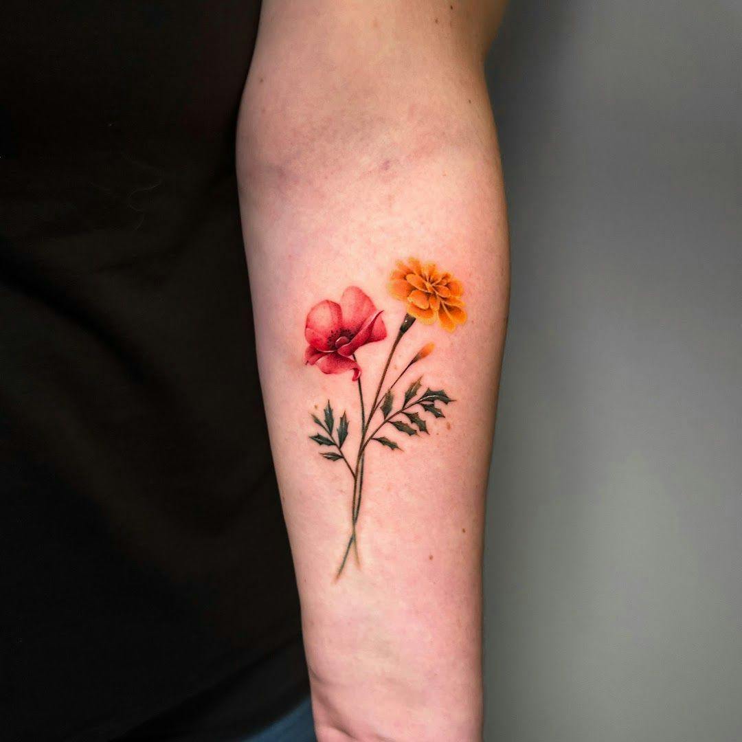 a woman's arm with a red flower narben tattoo, kreisfreie stadt augsburg, germany
