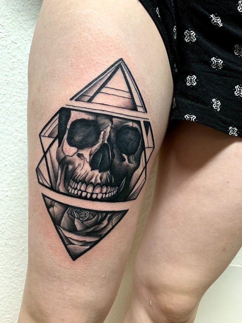 a skull narben tattoo on the thigh, osterholz, germany