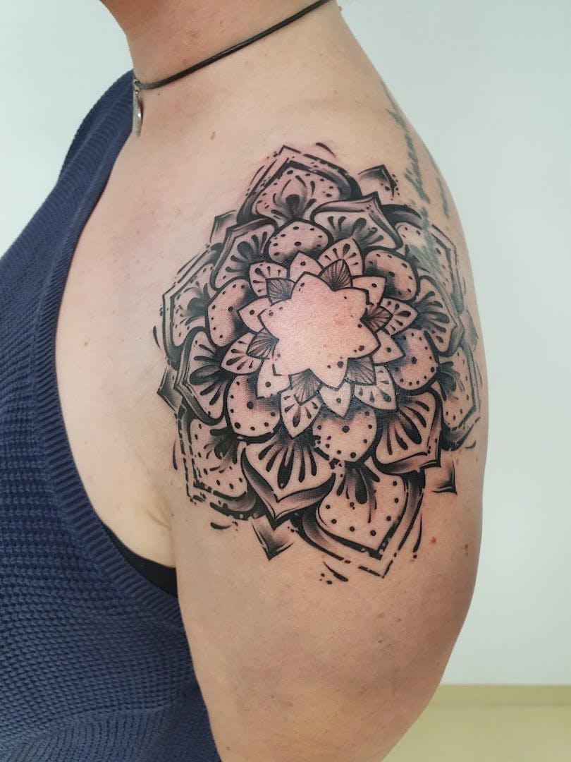 a woman's shoulder with a narben tattoo design on it, hamburg, germany