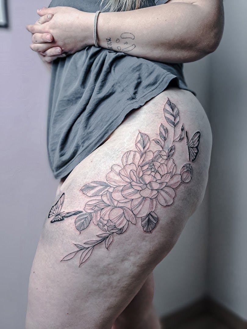a woman with a japanische tattoos in leipzig on her thigh, coburg, germany