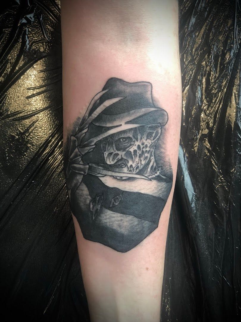 a black and white narben tattoo of a skull in a hat, tübingen, germany