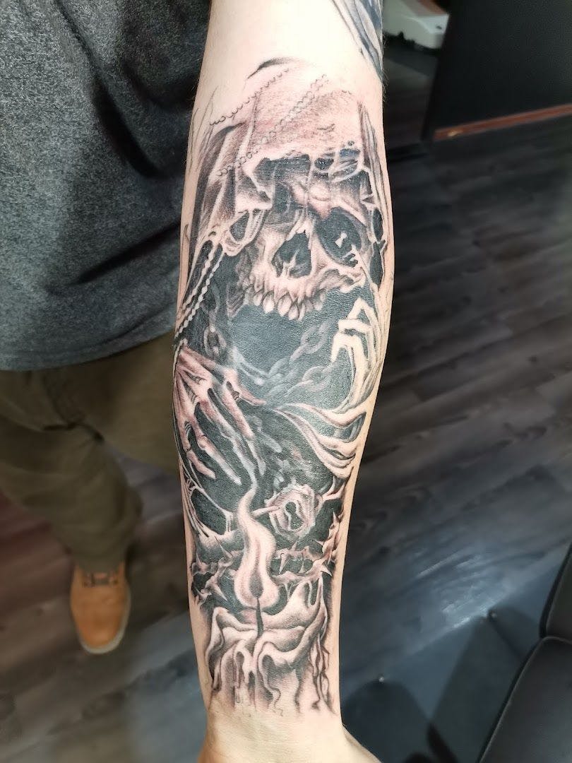 a skull and a skull on the arm