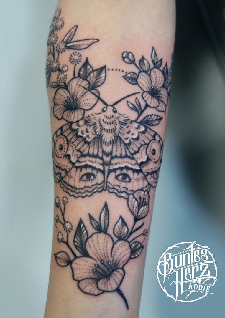 a black and white narben tattoo design with flowers and birds, hamburg, germany