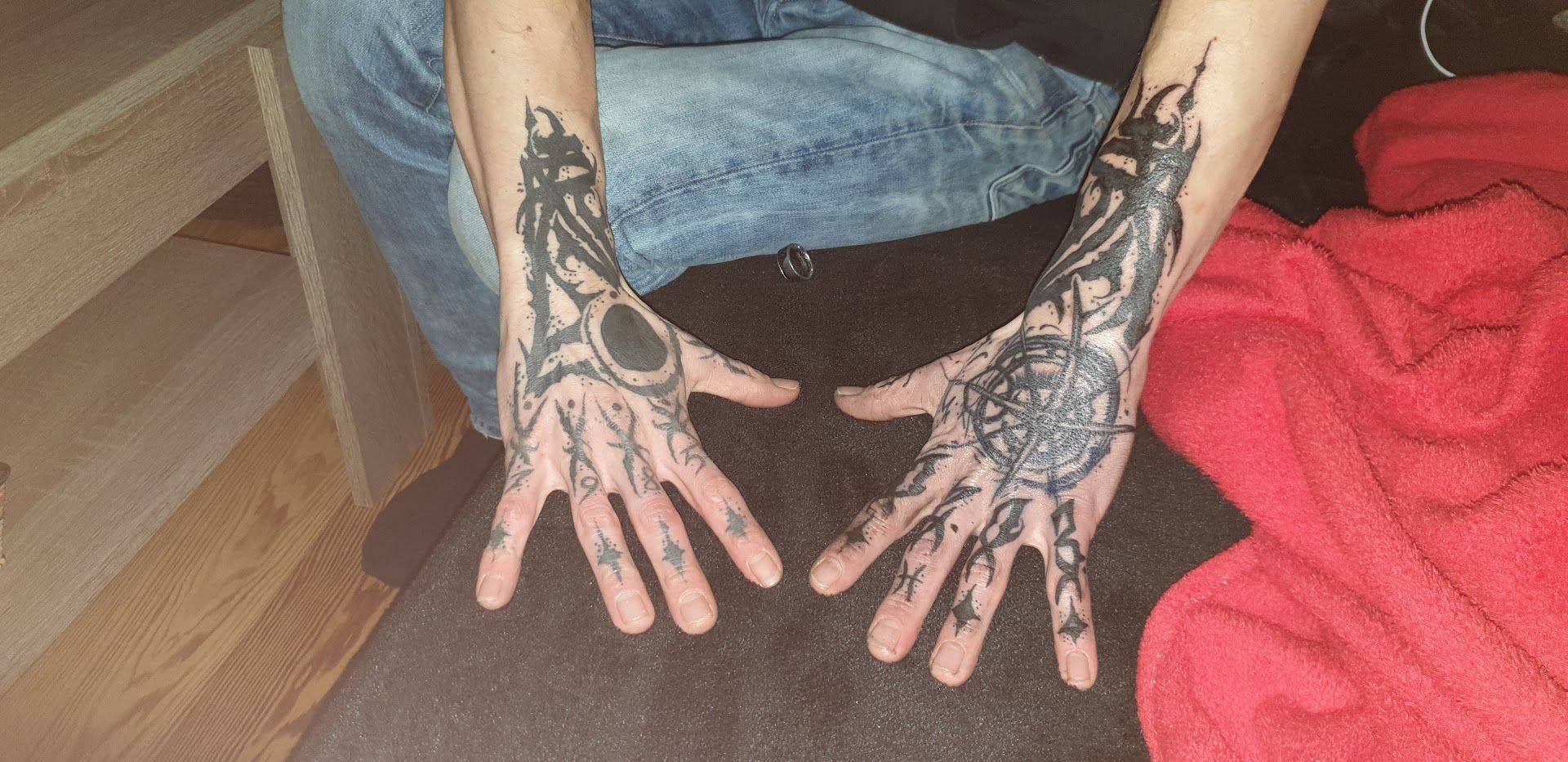a person with narben tattoos on their hands, cuxhaven, germany