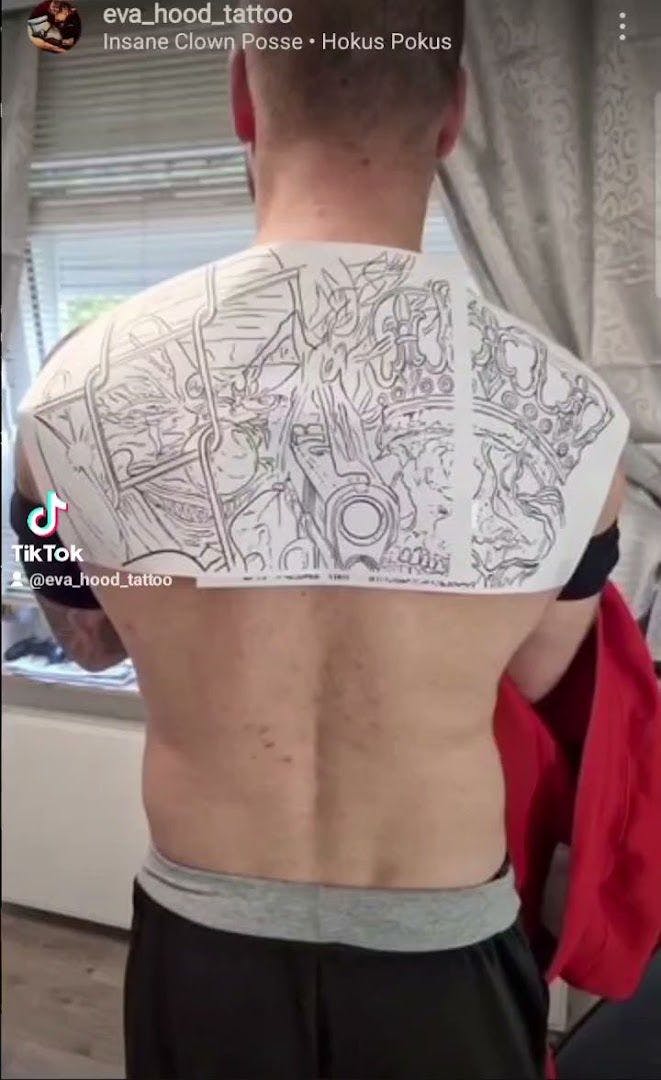 a man with a narben tattoo on his back, hamburg, germany