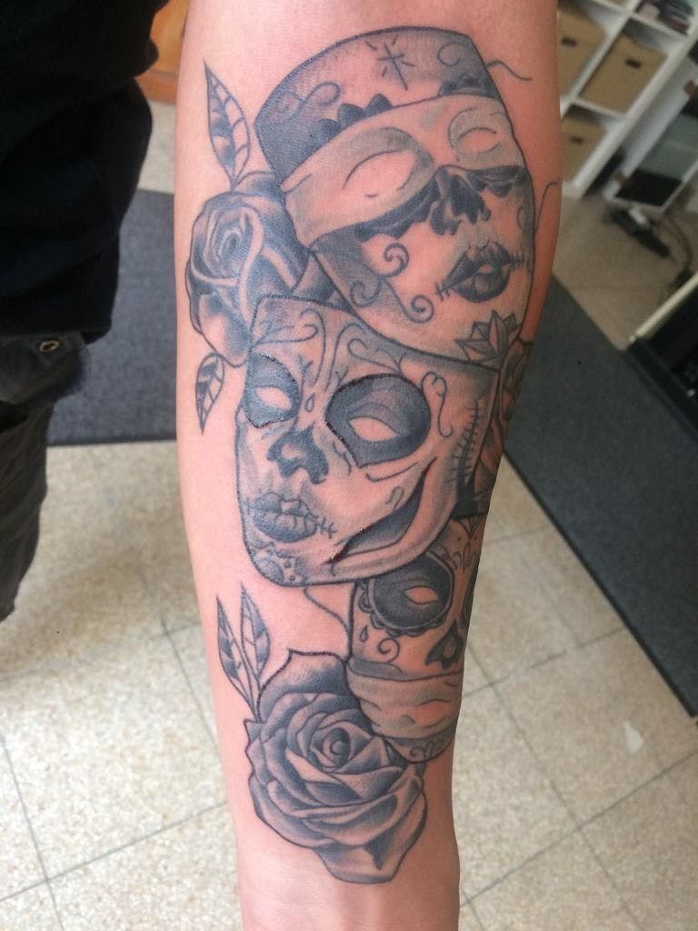 a narben tattoo of a skull and roses, marburg-biedenkopf, germany