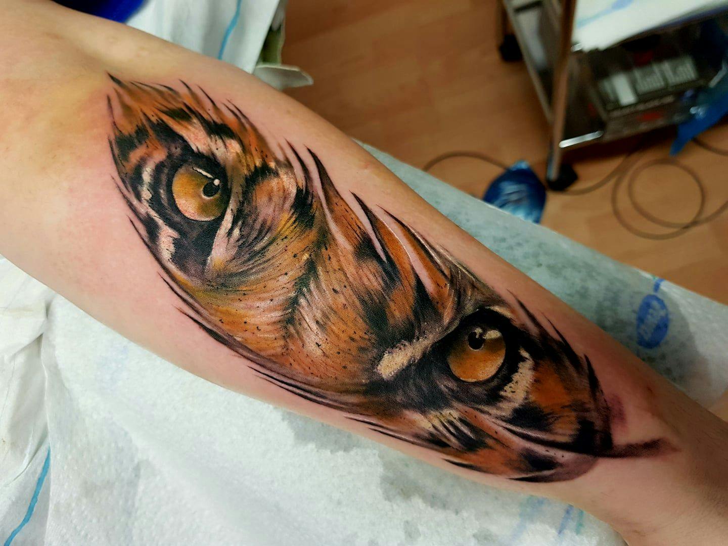 a narben tattoo of a tiger's head on the arm, hamburg, germany