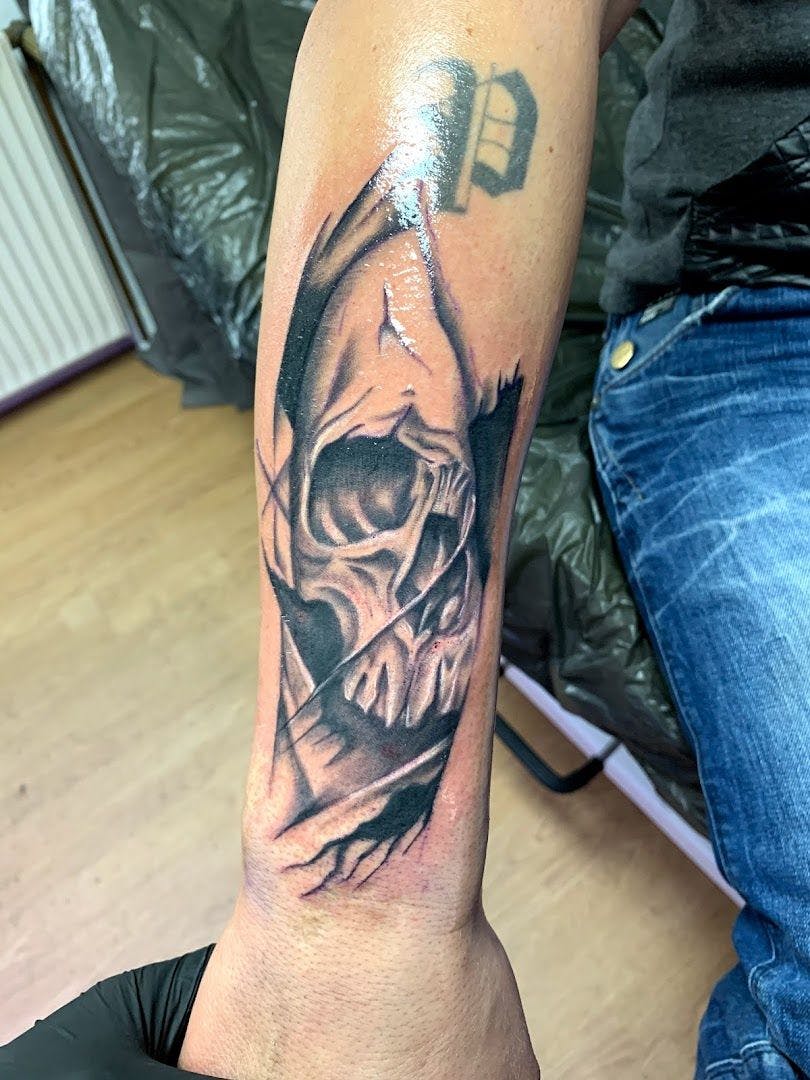 a skull narben tattoo on the arm, osterholz, germany