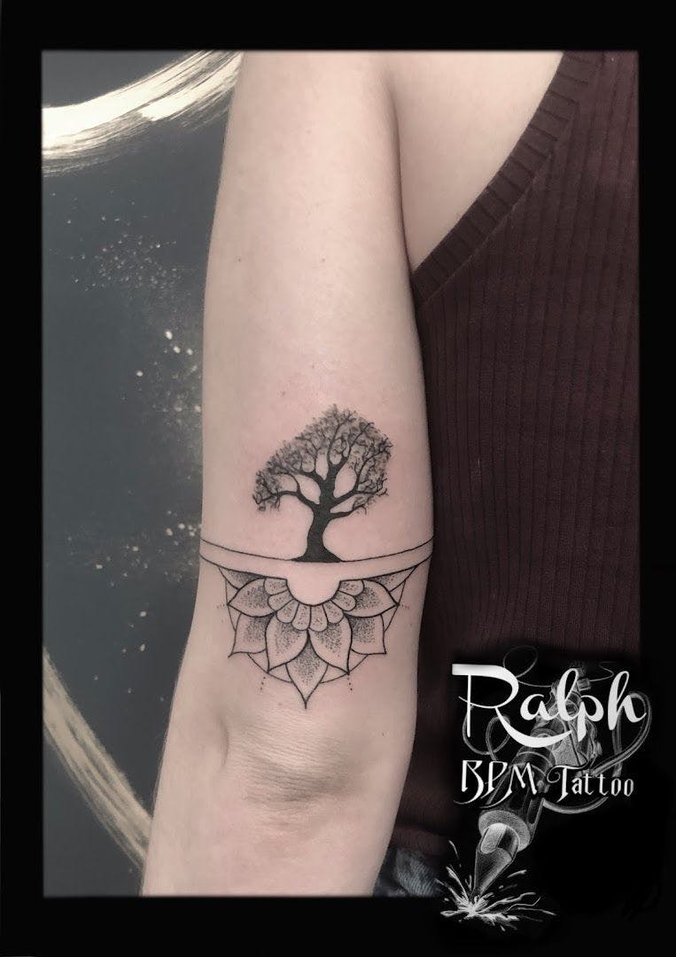 a black and white narben tattoo of a tree on the arm, hamburg, germany