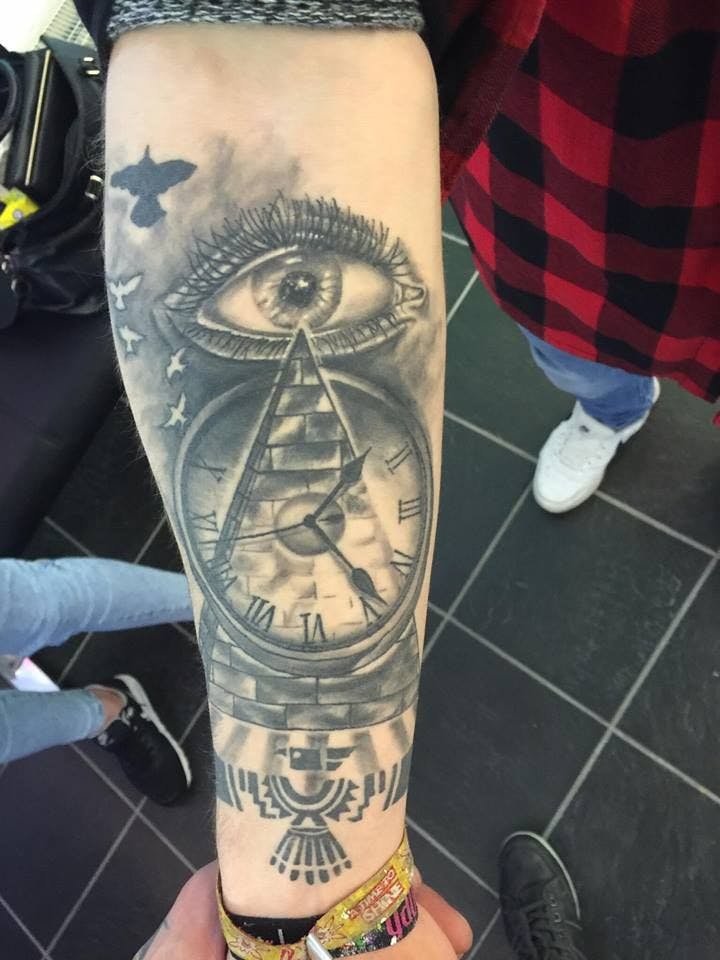 a blackwork tattoo with a clock on it, böblingen, germany