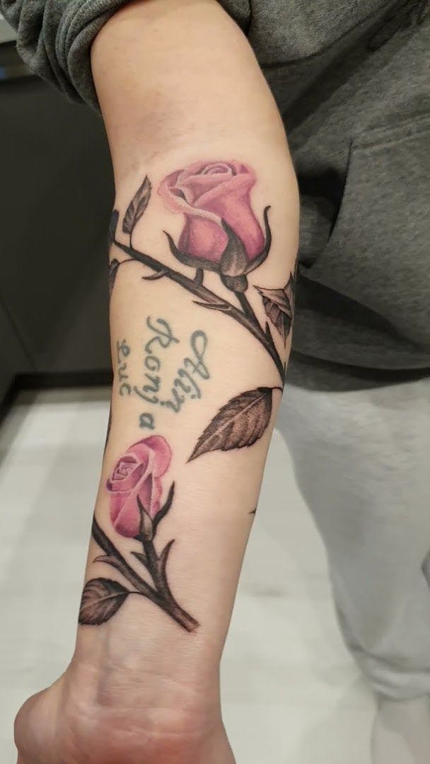 a rose narben tattoo on the wrist, neustadt an der waldnaab, germany