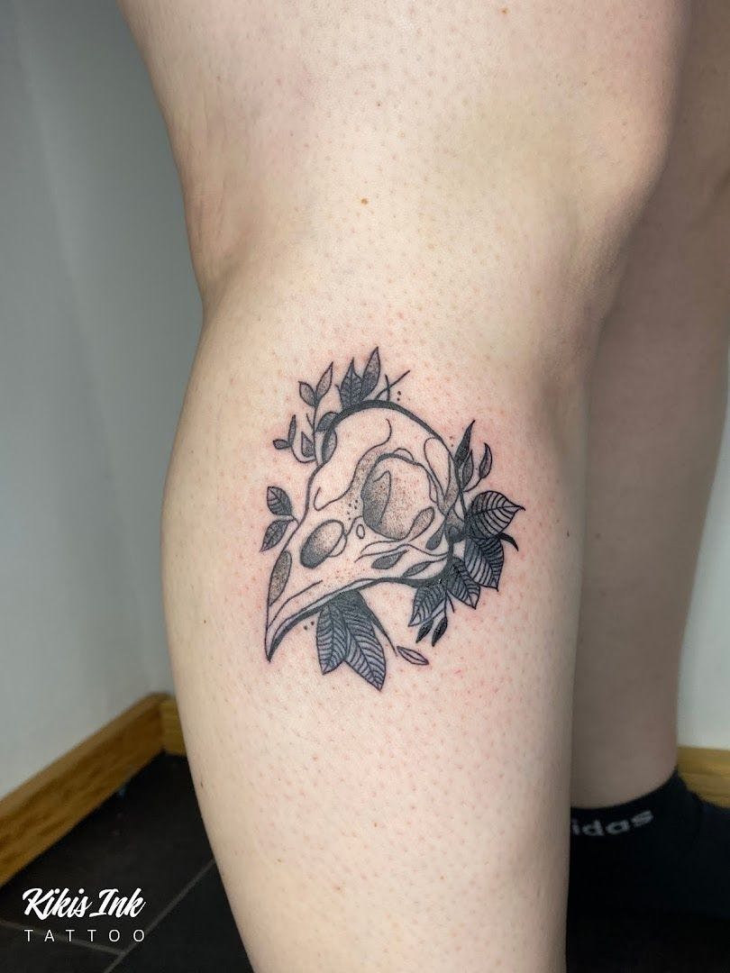 a narben tattoo of a skull and flowers on the thigh, minden-lübbecke, germany