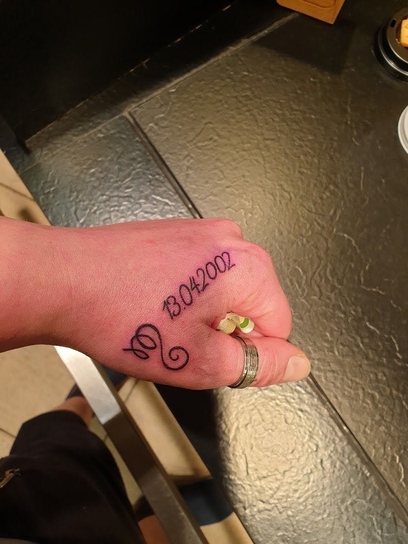 a person with a narben tattoo on their hand, peine, germany