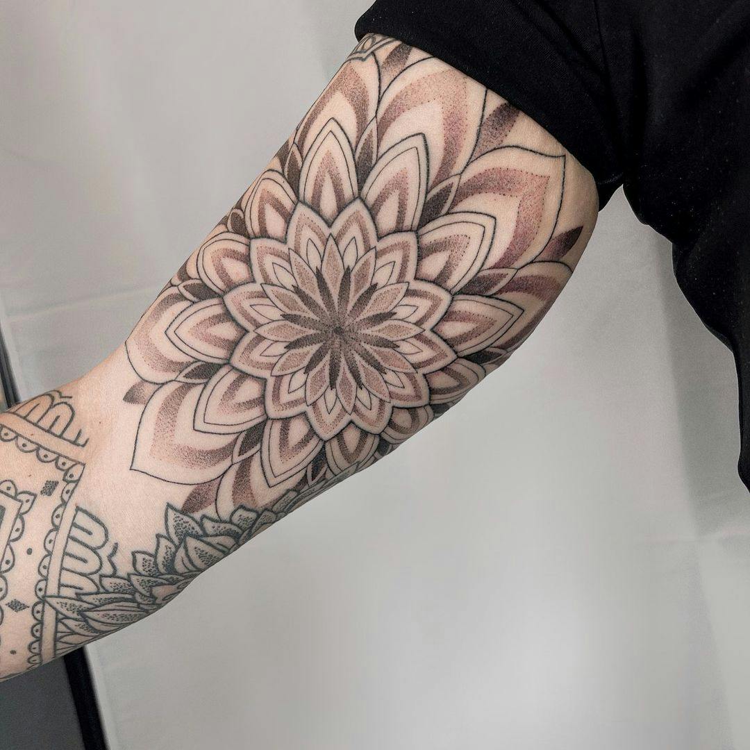 a woman's arm with a flower narben tattoo on it, kreisfreie stadt heilbronn, germany