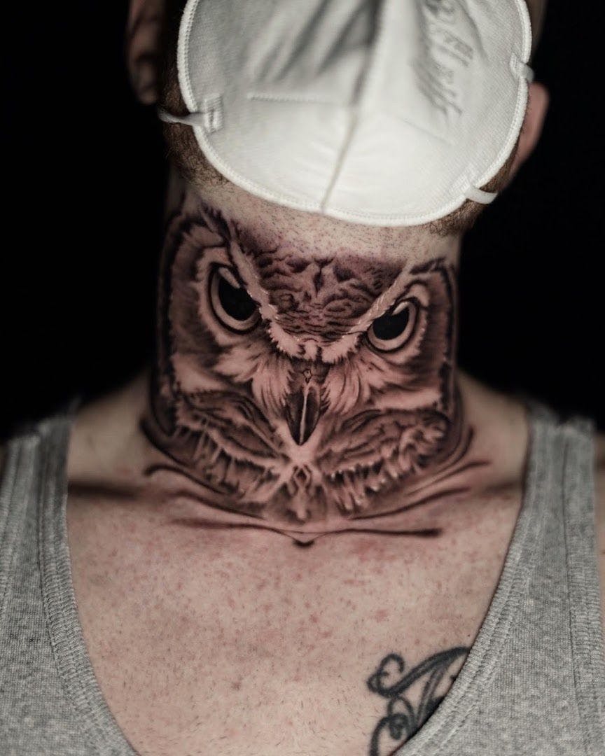a man with a cover-up tattoo on his neck, pinneberg, germany