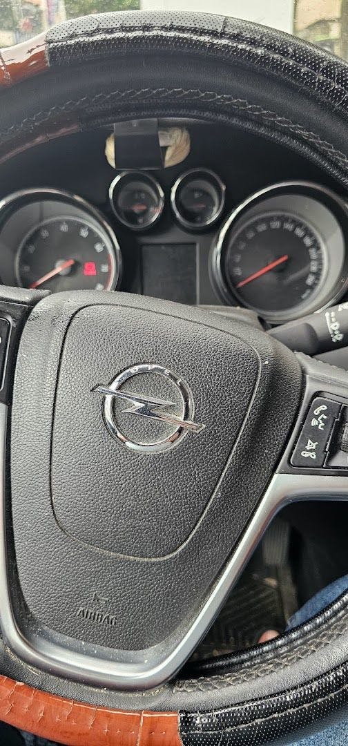 the steering of a car with a steering wheel