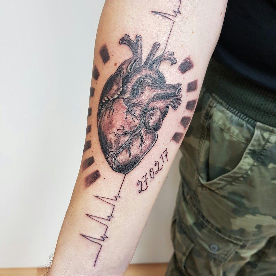 a narben tattoo of a heart with a heartbeat, zollernalbkreis, germany
