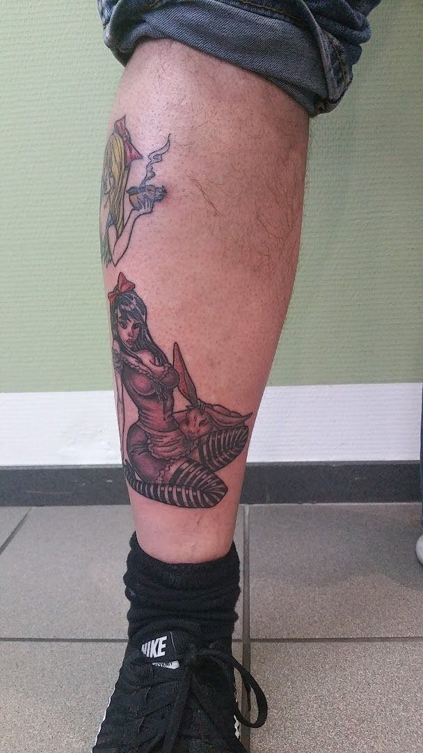 a man with a narben tattoo on his leg, düsseldorf, germany